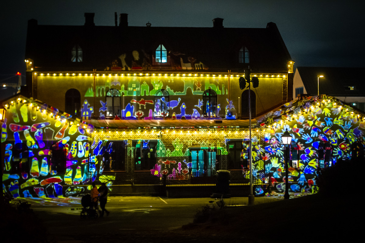 Belysta väggar på ett gammalt tullhus