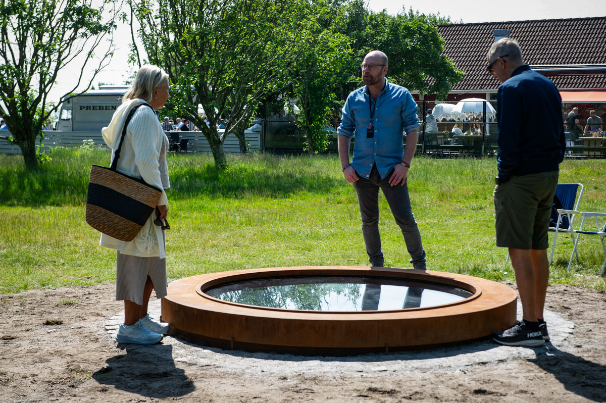 Besökare vid konstverket 